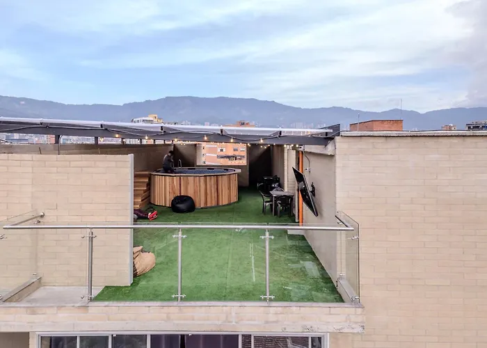 Apartamento En Laureles Con Piscina, Parqueadero 302
