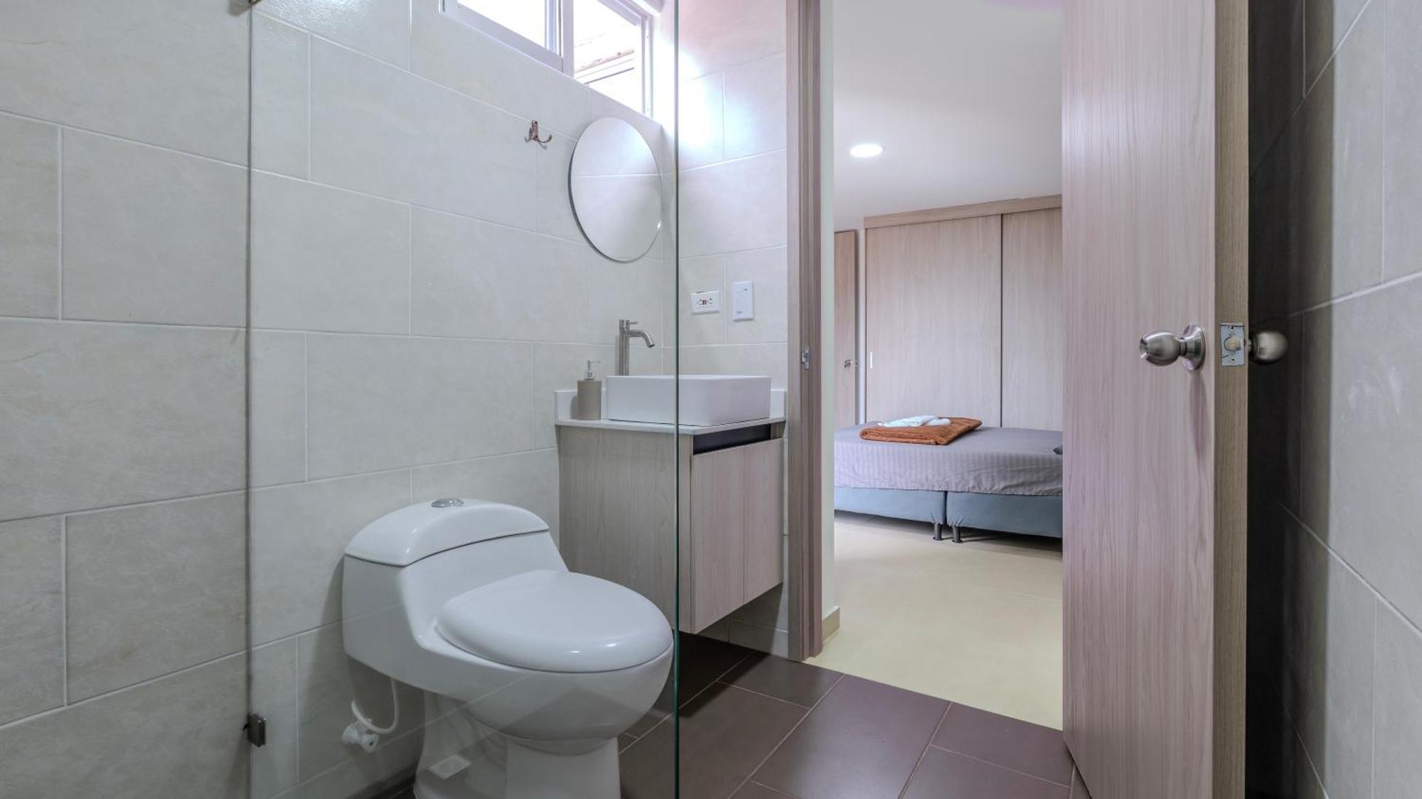 Apartment En Laureles Con Piscina, Parqueadero 302 *