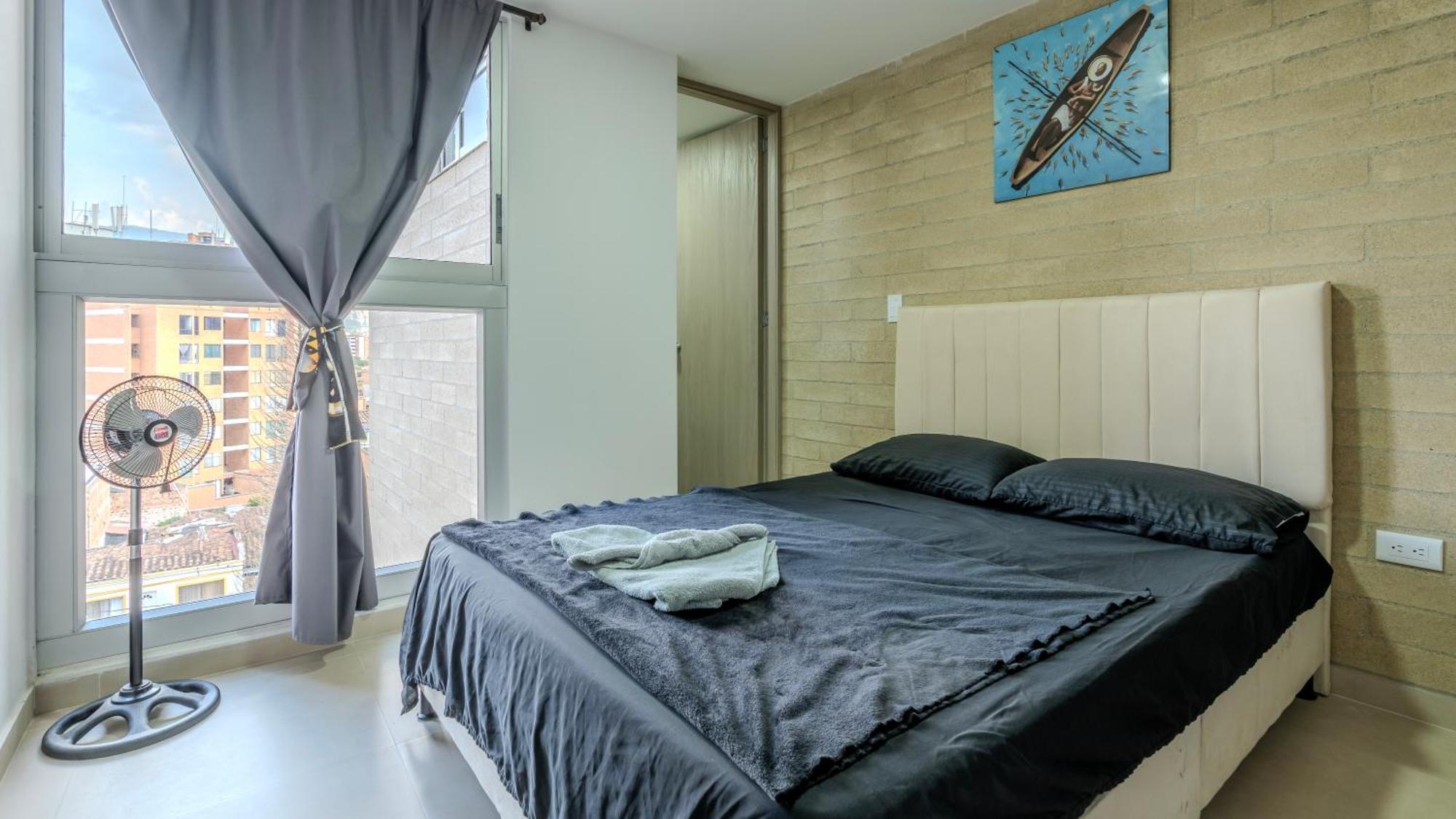 Apartment En Laureles Con Piscina, Parqueadero 302