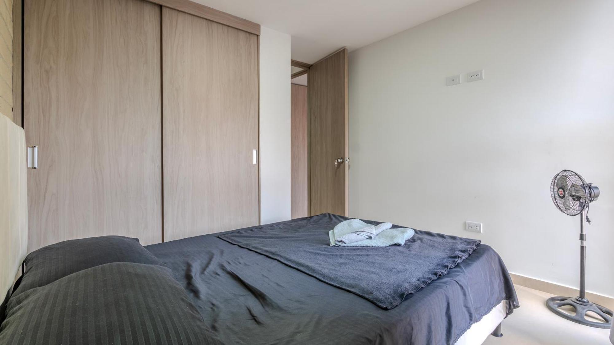 Apartment En Laureles Con Piscina, Parqueadero 302 *
